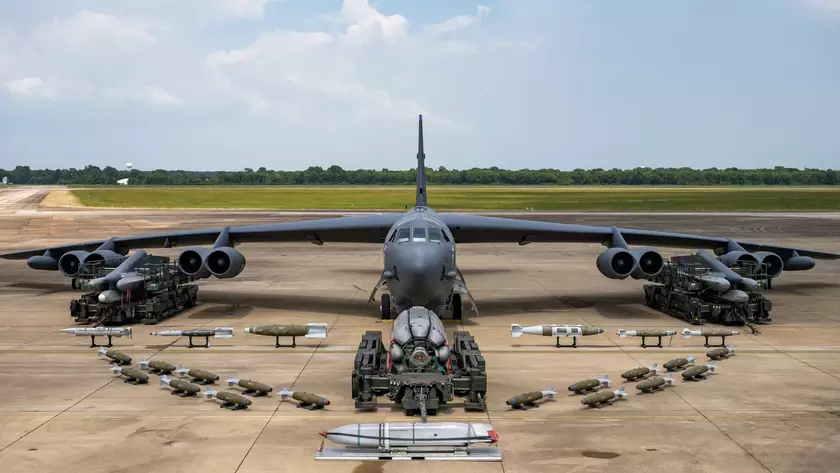 Российский истребитель Су-35 вылетел на перехват американских ядерных бомбардировщиков B-52H Stratofortress
