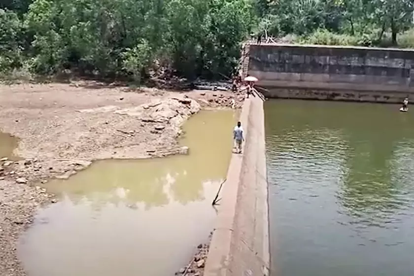 Индийский чиновник в течение 3 дней откачивал 2 млн литров воды из водоема, чтобы достать упавший Samsung Galaxy S23 Ultra