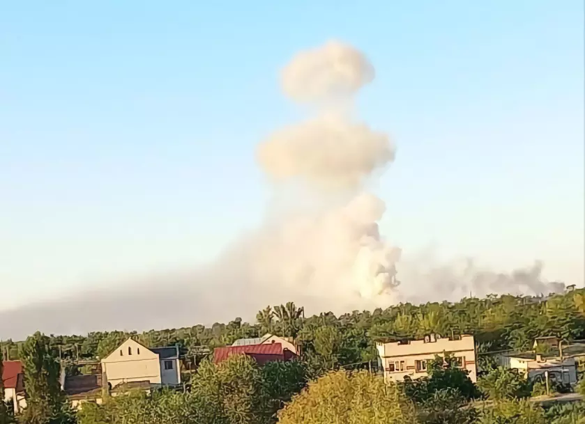 Работа MLRS M270 или HIMARS: у оккупантов в Новой Каховке взорвался склад с боеприпасами