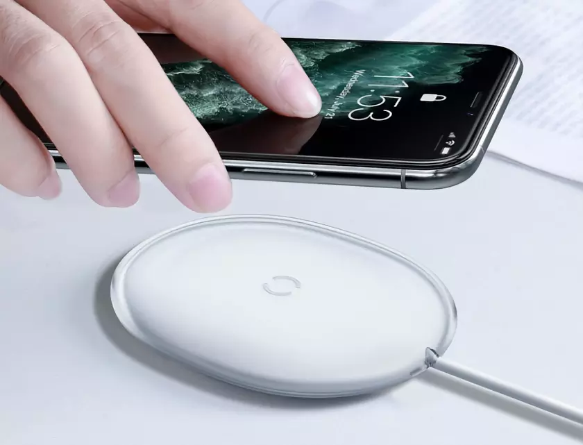 Беспроводная зарядка Baseus с портом USB-C и мощностью в 15 Вт за $13