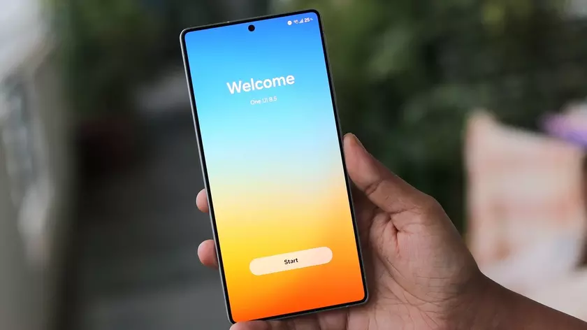 Смартфон Samsung с интерфейсом One UI 8.5