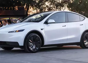 Без панорамной крыши и с тканевыми сиденьями: Tesla представила самую дешевую Model Y