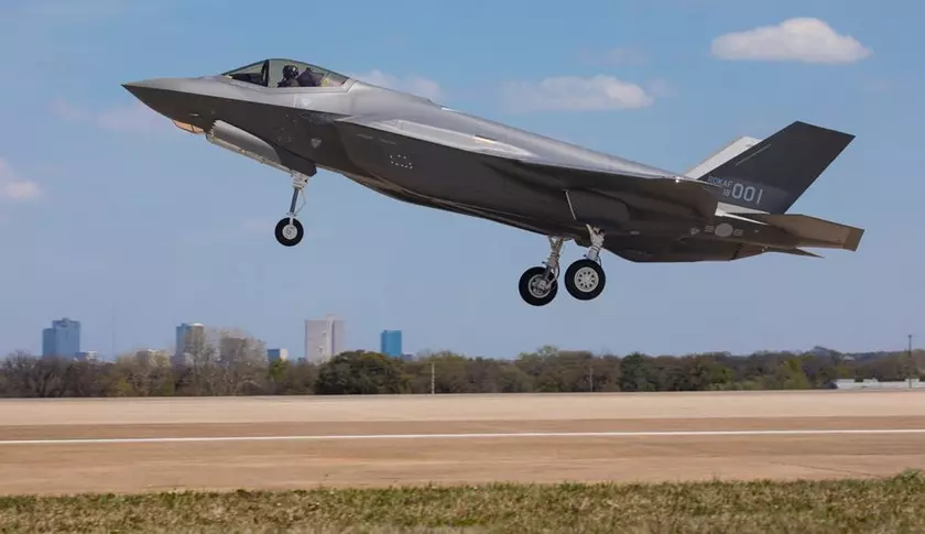 Истребителю пятого поколения F-35A Lightning II предстоит ремонт стоимостью $76 млн после столкновения с орлом