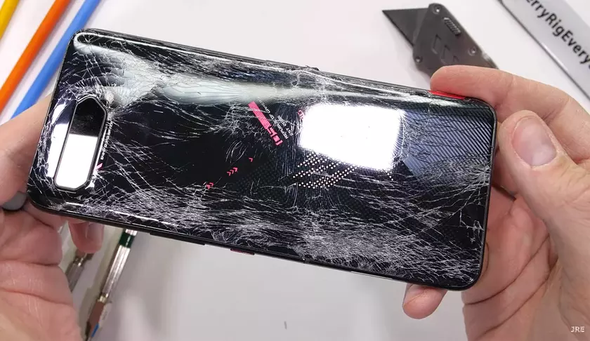 ASUS ROG Phone 5 провалил тест на прочность: смартфон гнется, как картонный