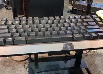 В Razer показали огромную механическую клавиатуру размером с журнальный стол