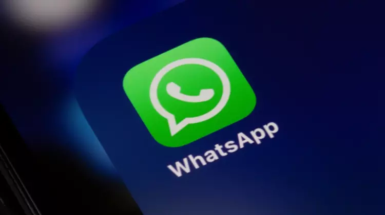 WhatsApp bloque les arnaques par IA ...