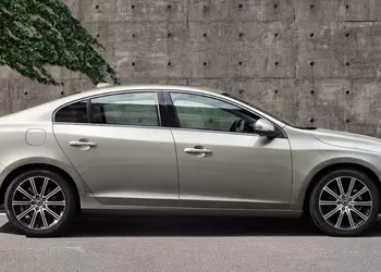 Volvo отзывает седаны из-за дверей, которые могут открыться во время движения