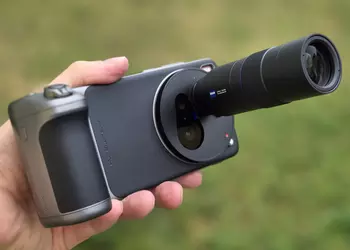 Vivo X300 и X300 Pro получат телеобъектив Zeiss Teleconverter 2.35x kit