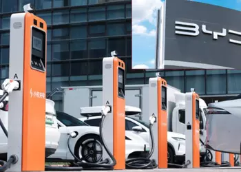 BYD откроет 15 000 мегаваттных быстрых зарядных устройств по всему Китаю в рамках новых партнерских соглашений