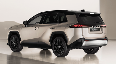Новий Toyota RAV4 попереджає про небезпеки на перехрестях і автомобілі, що швидко наближаються позаду, на шосе