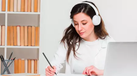 How Modern Gadgets Help Students to Write College Essays