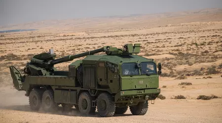 Le Danemark a reçu les premiers obusiers automoteurs ATMOS et les lance-roquettes multiples PULS d'une portée de 300 kilomètres.