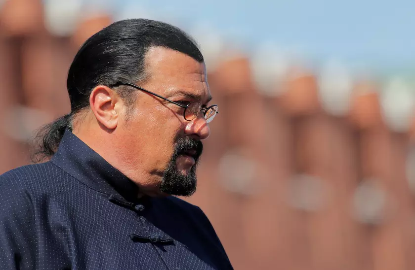 Стивен Сигал рекламировал мошеннический криптостартап и сбежал в Москву, отказавшись выплачивать $255 000 штрафа