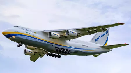 L'Antonov An-124 "Ruslan" ukrainien a livré en Pologne des fuselages de chasseurs F-16