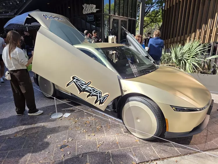 Tesla Cybercab виходить на дороги: без ...