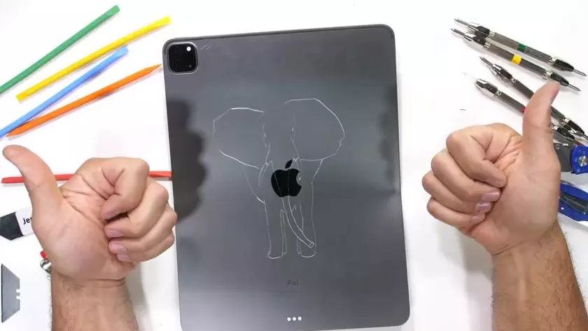 Новый iPad Pro по-прежнему гнется и царапается, но не ломается пополам, как старый