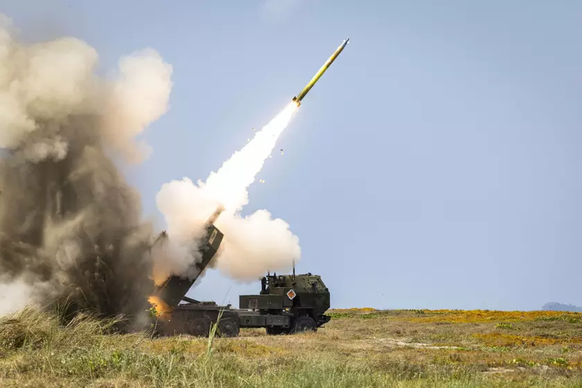 США и Филиппины провели первые совместные учения, потопив корабль с помощью M142 HIMARS и истребителей пятого поколения F-35B Lightning II