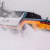 Мініатюра Rivian RAD автомобіль на підйомі