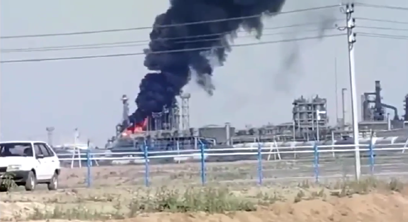 Опубликовано видео атаки беспилотника-камикадзе по нефтеперерабатывающему заводу в России