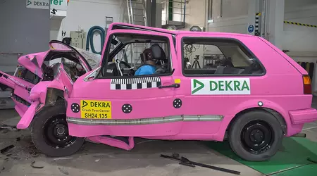 VW Golf II crashed in a crash test to prove the superiority of modern models