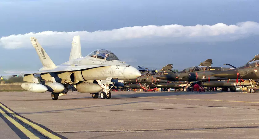 Истребитель F/A-18D Hornet Корпуса морской пехоты США разбился возле военной базы в Калифорнии