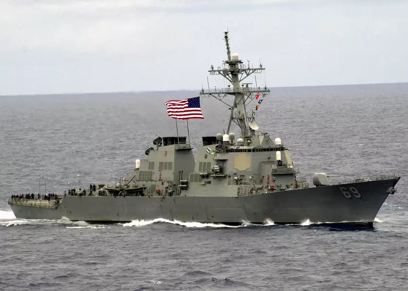 Китай отогнал американский эсминец USS Milius от своих берегов – Пентагон опровергает