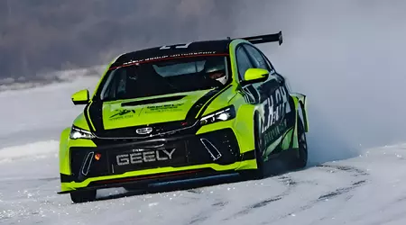 Geely показала свій перший гоночний автомобіль на метанолі