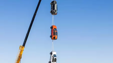 Honda підвісила три Passport TrailSport на кран, щоб довести їхню міцність