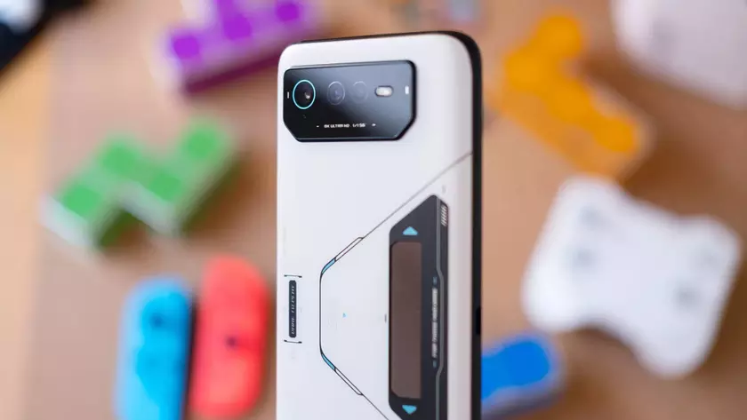 ASUS ROG Phone 6 Pro – Snapdragon 8+ Gen1, 18 ГБ ОЗУ, 165-Гц дисплей, второй экран ROG и поддержка NFTS за €1299