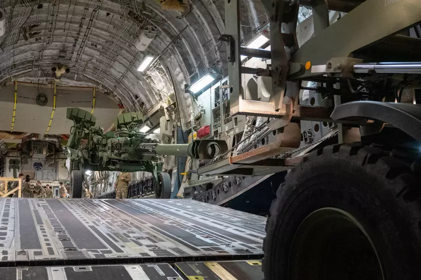Новая партия дальнобойных гаубиц М777 из США готова к отправке в Украину (фото)