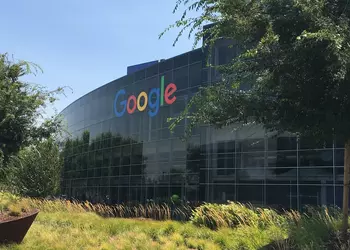 Google упростила виртуальную примерку: теперь достаточно лишь селфи, чтобы подобрать одежду онлайн