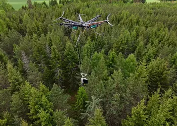 Дрон AirForestry впервые автономно срубил дерево и вынес его из леса
