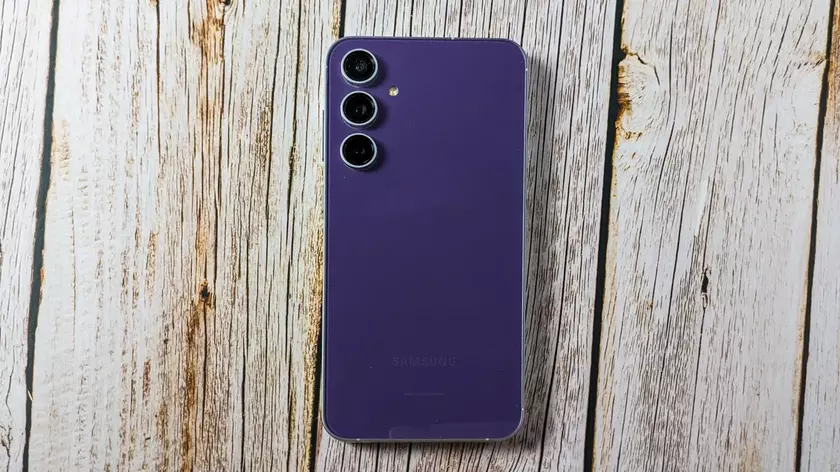 Samsung тестирует прошивку One UI для предстоящей модели Galaxy S24 FE