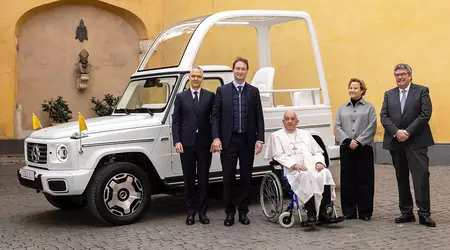 Mercedes-Benz подарував Папі Франциску електричний "папамобіль" G-Class