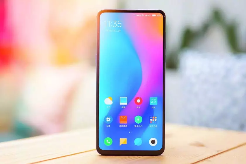 Флагманы Samsung Galaxy S22 не получат подэкранную фронтальную камеру