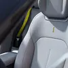 Яскраві жовті паски безпеки у Lynk & Co 02