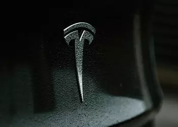 Tesla пережила худший день на бирже с 2020 года: акции упали на 15%