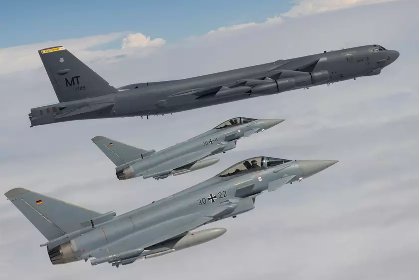 Ядерные бомбардировщики B-52H Stratofortress пролетели рядом с российской границей