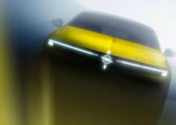 Opel Astra получит обновленный дизайн с подсвечиваемой решеткой Vizor