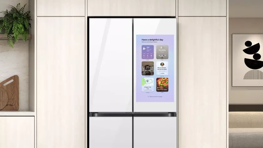 Холодильник Samsung Bespoke AI Family Hub с большим экраном