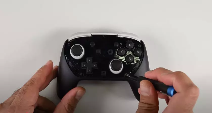 iFixit разбирает Pro-контроллер для Nintendo Switch 2: что внутри?
