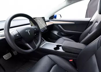 Владелец Tesla не смог найти аварийную разблокировку двери — теперь власти требуют от компании объяснений