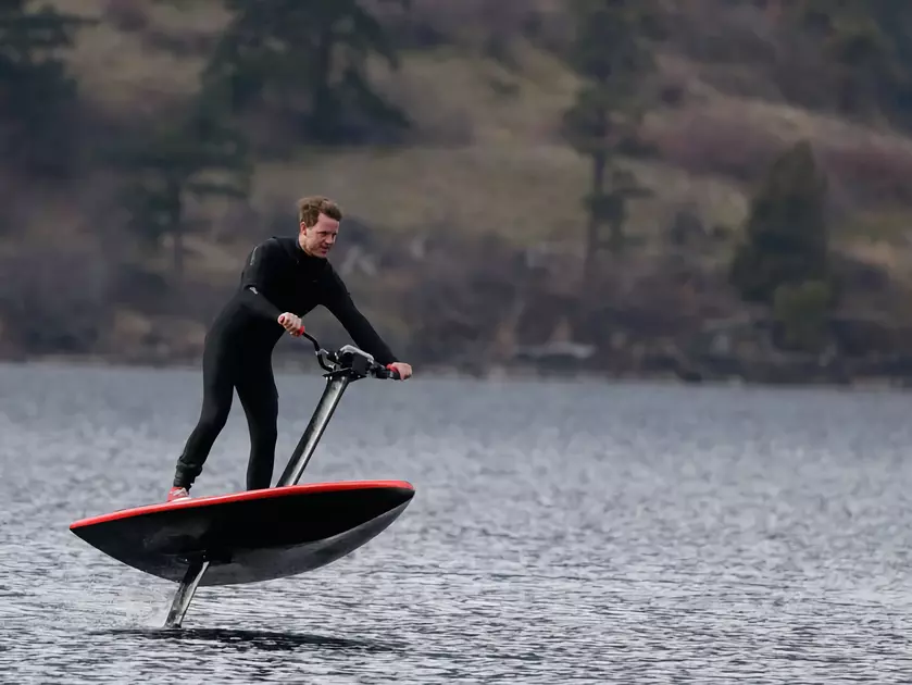HydroFlyer: электрическое водное средство за $13 999, которое сочетает в себе гидроцикл, доску для серфинга и гидрофойл