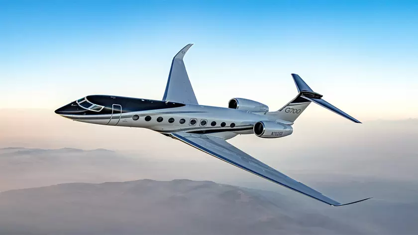 Бизнес-джет Gulfstream G700 в полете