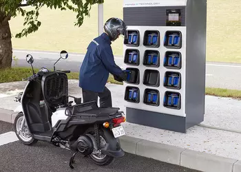 Honda запускает пилотный проект по совместному использованию аккумуляторов для электрических скутеров в Швеции