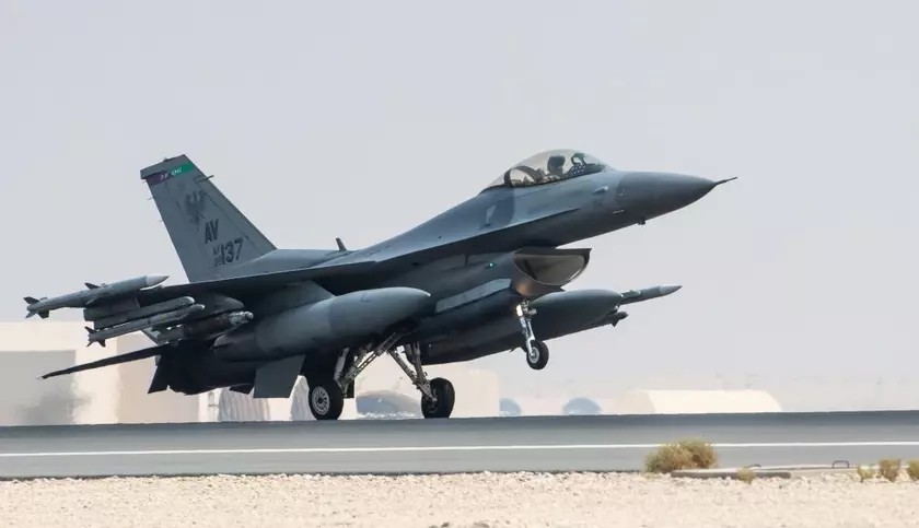 США отправили в Персидский залив для сдерживания Ирана истребитель F-16 Fighting Falcon, который в одном бою уничтожил три самолёта J-21 Jastreb