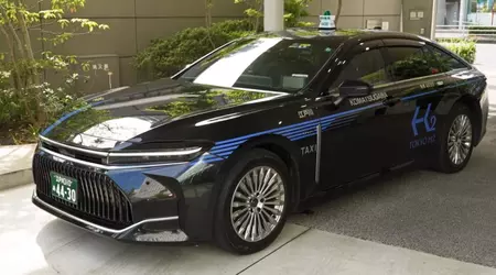Водневий седан Toyota Crown став таксі та поліцейським автомобілем у Японії