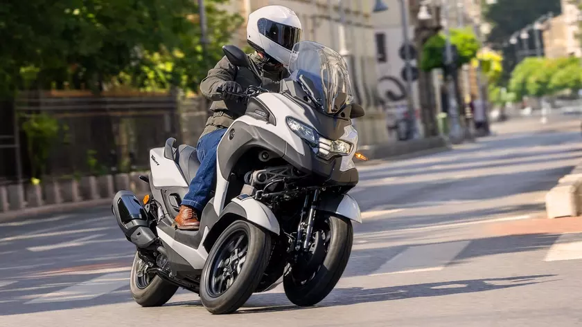 Трехколесный скутер Yamaha с подушкой
