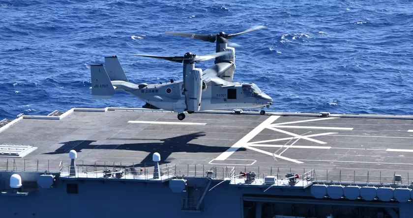 Американский конвертоплан V-22 Osprey впервые в истории совершил посадку на вертолётоносец Военно-морских сил самообороны Японии