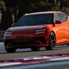Превью зображення Genesis GV60 Magma на швидкісній трасі